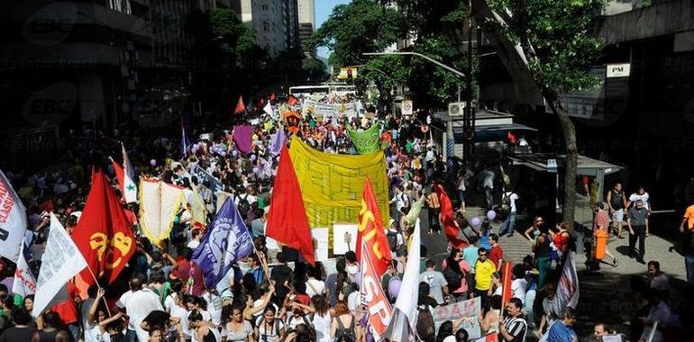 Manifestantes corten laccesu al Aeropuertu Internacional de Río de Janeiro