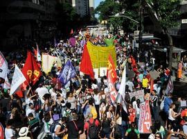 Manifestantes corten laccesu al Aeropuertu Internacional de Río de Janeiro