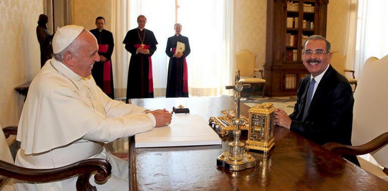 Presidente R. Dominicana y Papa Francisco hablan sobre política social, migración e iglesia