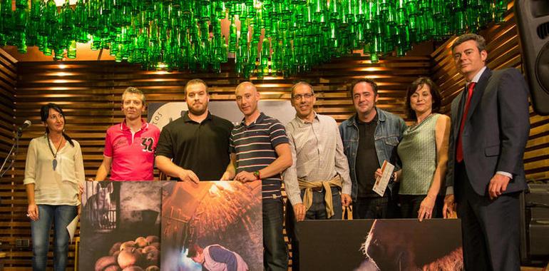 Afumiando el chorizo, primer premio de fotografía Huella Astur 2014