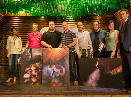 Afumiando el chorizo, primer premio de fotografía Huella Astur 2014