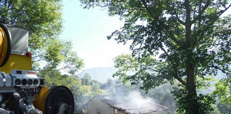 El fuego calcina una cuadra con cabaña en Lena