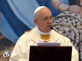 El Papa: "la Iglesia somos toos, non solo cures y obispos"