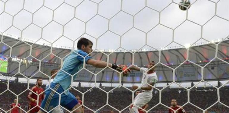 Chile gana 2-0 a España al descanso 