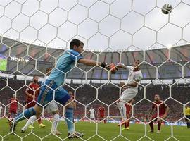 Chile gana 2-0 a España al descanso 