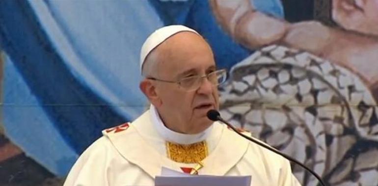 El Papa: "la Iglesia somos toos, non solo cures y obispos"