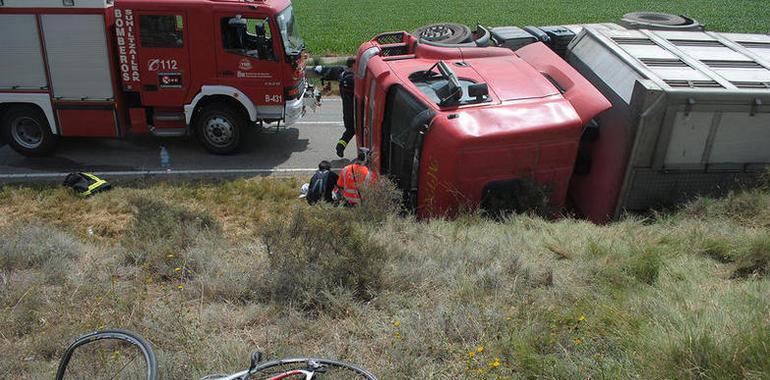 Mueren dos ciclistas de 47 y 57 años al volcar un camión en Murillo el Cuende 