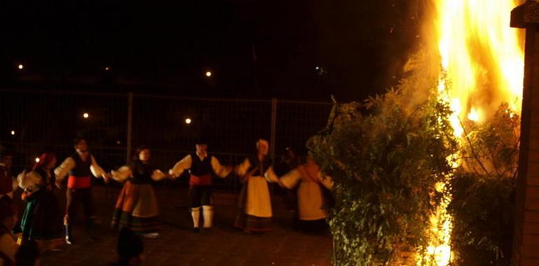 La hoguera de San Juan de Avilés se instala en la plaza de Pedro Menéndez