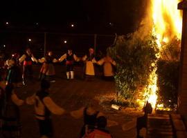 La hoguera de San Juan de Avilés se instala en la plaza de Pedro Menéndez