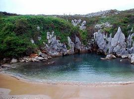 Foro alerta del perjuicio turístico del estado lamentable de las playas de Llanes