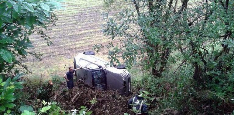 5 mujeres heridas tras caer su coche por un desnivel en Trevías