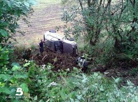 5 mujeres heridas tras caer su coche por un desnivel en Trevías