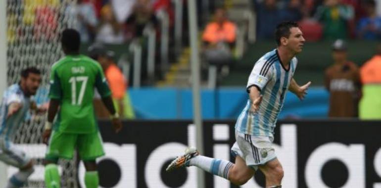 Doblete de Messi: Argentina gana a Nigeria y pasa octavos como líder del Grupo F 