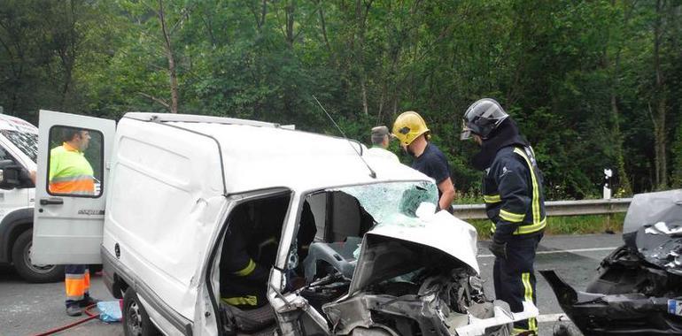 Un muerto y tres heridos graves al chocar un turismo y una furgoneta en Nava