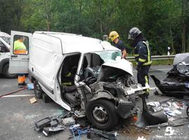 Un muerto y tres heridos graves al chocar un turismo y una furgoneta en Nava