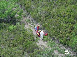 Una mujer rescatada en Muniellos por el helicóptero del SEPA