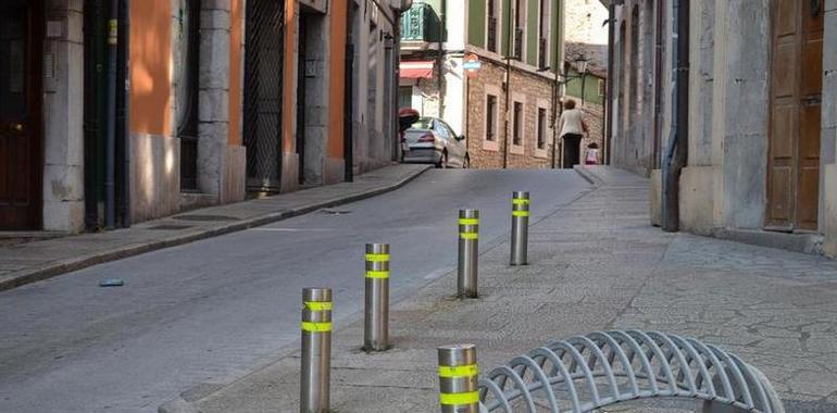 Instalados dos aparcabicicletas en la villa de Llanes