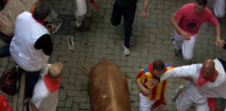 #SanFermin: Un corneado por los #Torrestrella en el primer encierro