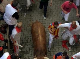 #SanFermin: Un corneado por los #Torrestrella en el primer encierro