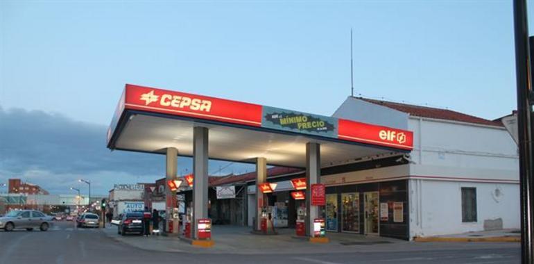 Gasolina y gasoleu abarátense hasta un 0,6% dempués de 3 selmanes de subíes previes a les vacaciones