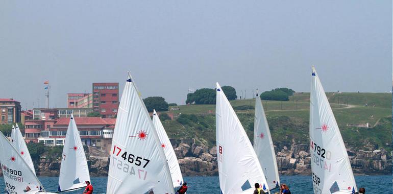 Este fin de semana se disputa el Campeonato de Asturias de Laser Radial en la bahía de Gijón