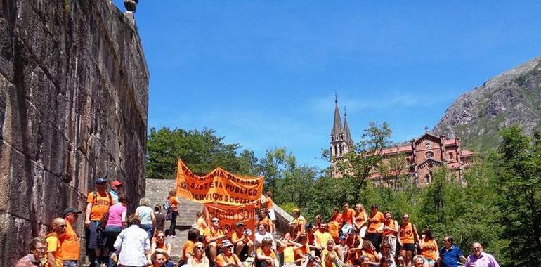 La Marcha Naranja en defensa de los servicios sociales reunió a un centenar de personas en Covadonga