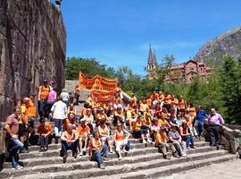 La Marcha Naranja en defensa de los servicios sociales reunió a un centenar de personas en Covadonga