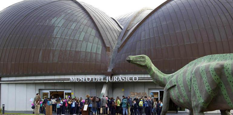 Las mascotas del MUJA realizarán una visita guiada a “La Costa de los Dinosaurios”