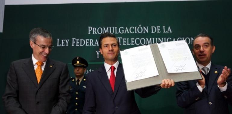 Presidente México promulga ley que abre competencia en telecomunicaciones  