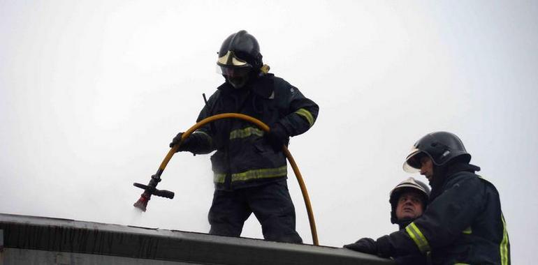 Arde un vagón cargado de carbón en la estación de El Berrón