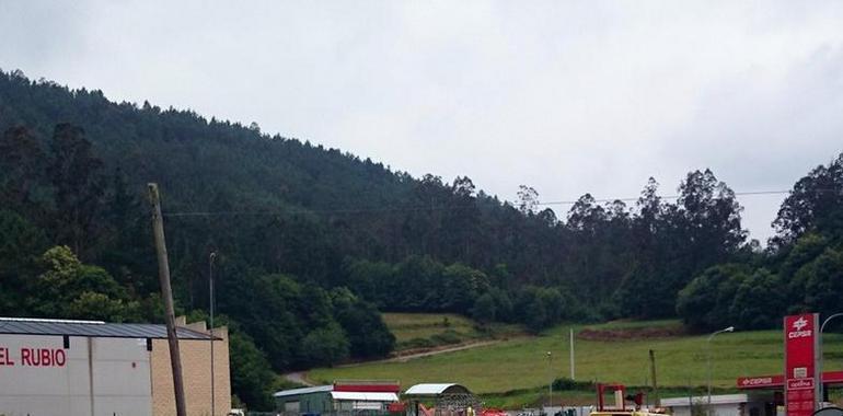 Tres heridos, uno grave, en una colisión entre turismo y furgoneta en Brieves, Valdés