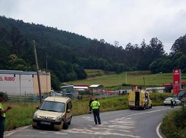 Tres heridos, uno grave, en una colisión entre turismo y furgoneta en Brieves, Valdés