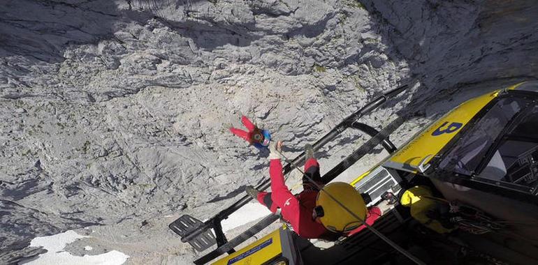 Emergencias rescata a dos escaladores que se cayeron en el Urriellu