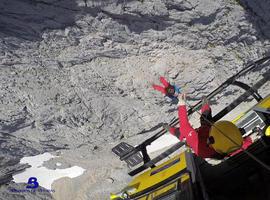 Emergencias rescata a dos escaladores que se cayeron en el Urriellu