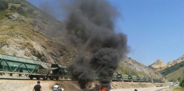 Un grupu de mineros corta la Nacional 630 al altor de Ciñera de Gordón (Lleón)