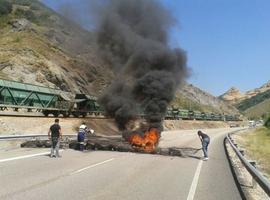 Un grupu de mineros corta la Nacional 630 al altor de Ciñera de Gordón (Lleón)