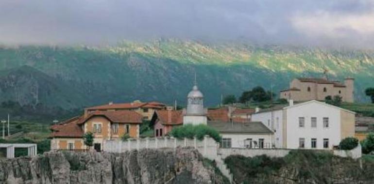 Fallece un hombre tras una caída de 7 metros cuando caminaba por el paseo de San Antón, en Llanes