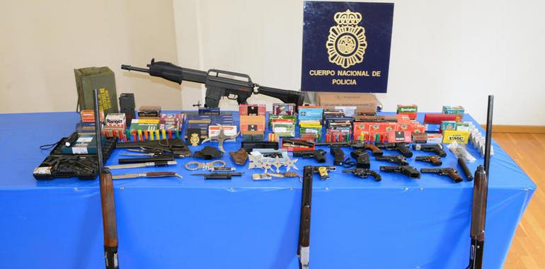 Le encuentran 16 armas y placa falsa de policía tras detenerle cuando golpeaba a su mujer en Avilés