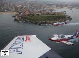  La Patrulla Águila y un caza de la Segunda GM entre las alas del Festival Aéreo de Gijón