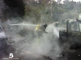 Arden dos autocaravanas en la playa de Santa Marina