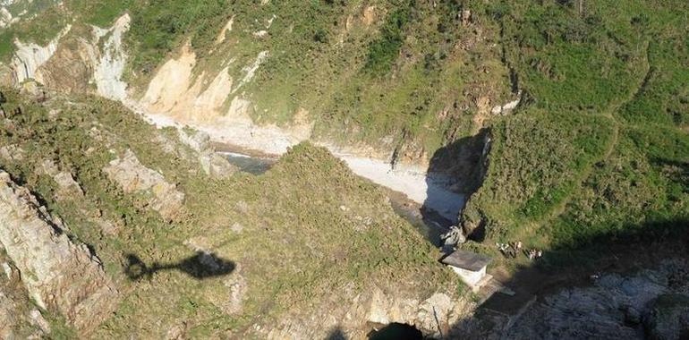 Salvan a un niño herido tras caer a un acantilado en la playa de El Silencio, Cudillero