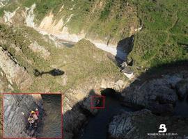 Salvan a un niño herido tras caer a un acantilado en la playa de El Silencio, Cudillero