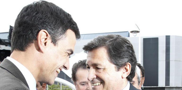 Pedro Sánchez destaca en FIDMA que Javier Fernández es un referente nacional del PSOE