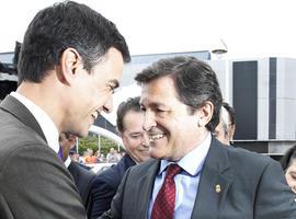 Pedro Sánchez destaca en FIDMA que Javier Fernández es un referente nacional del PSOE