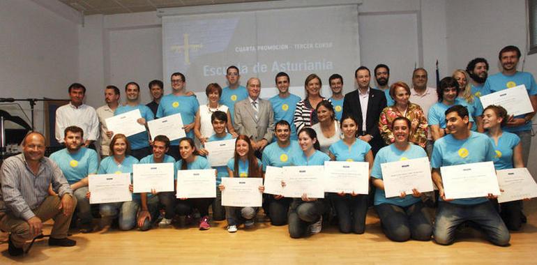 Una nueva hornada de maestros en cultura llariega sale de la Escuela de Asturianía