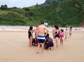 Un insperado golpe de mar arrolla a una joven en la playa de Pría 