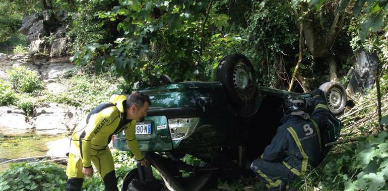 Herida leve en un espectacular accidente en Laviana