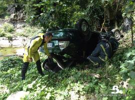 Herida leve en un espectacular accidente en Laviana