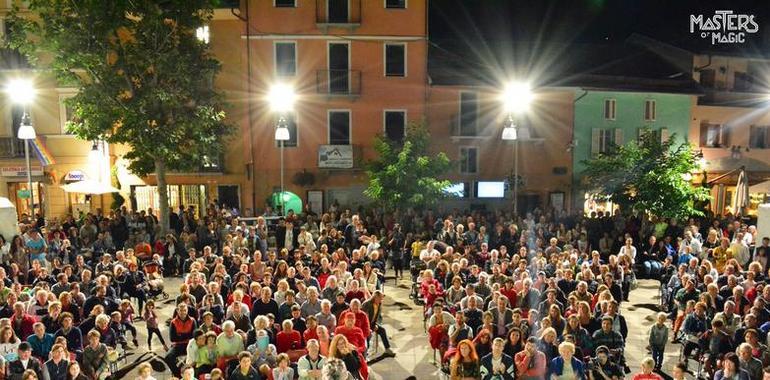 El gijonés Adrián Conde elevado al podio del Campeonato del Mundo de Magia de Calle