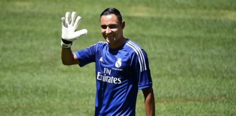 Navas presentado como nuevo arquero del Real Madrid ante miles de aficionados